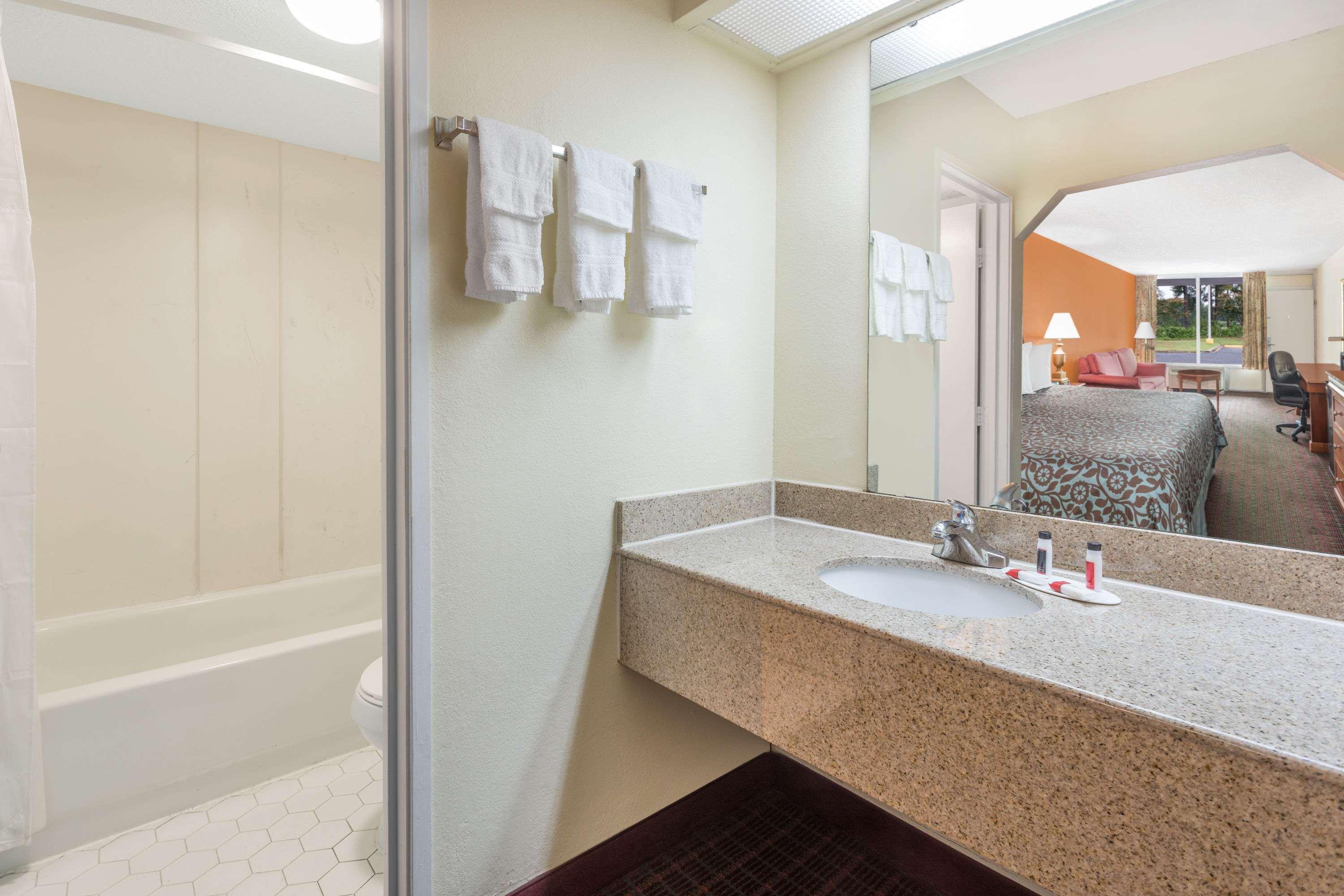 Days Inn By Wyndham Orangeburg South Esterno foto
