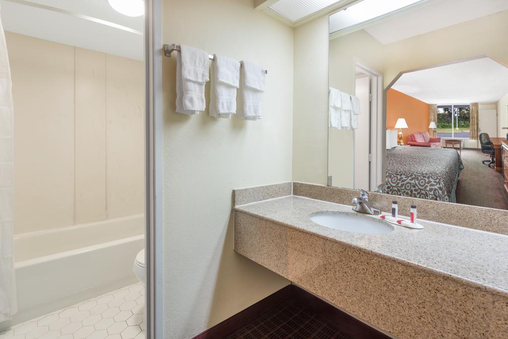 Days Inn By Wyndham Orangeburg South Esterno foto
